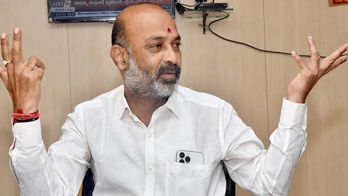 Bandi Sanjay: కరీంనగర్ కాంగ్రెస్ అభ్యర్థి టికెట్ పై బండి సంజయ్ కీలక వ్యాఖ్యలు..