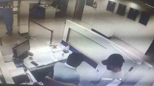 Bank Robbery: పట్టపగలే ఎస్‌బీఐ బ్యాంకులో దోపిడీ.. రూ.20 లక్షలు స్వాహా..