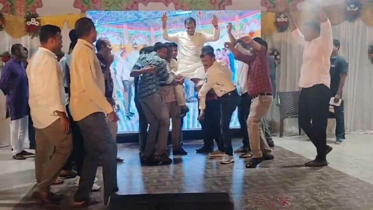 Jayashankar Bhupalpalle: డీజే టిల్లు పాటకు పోలీసుల స్టెప్పులు.. ఎస్పీ డ్యాన్స్ పై విమర్శలు..