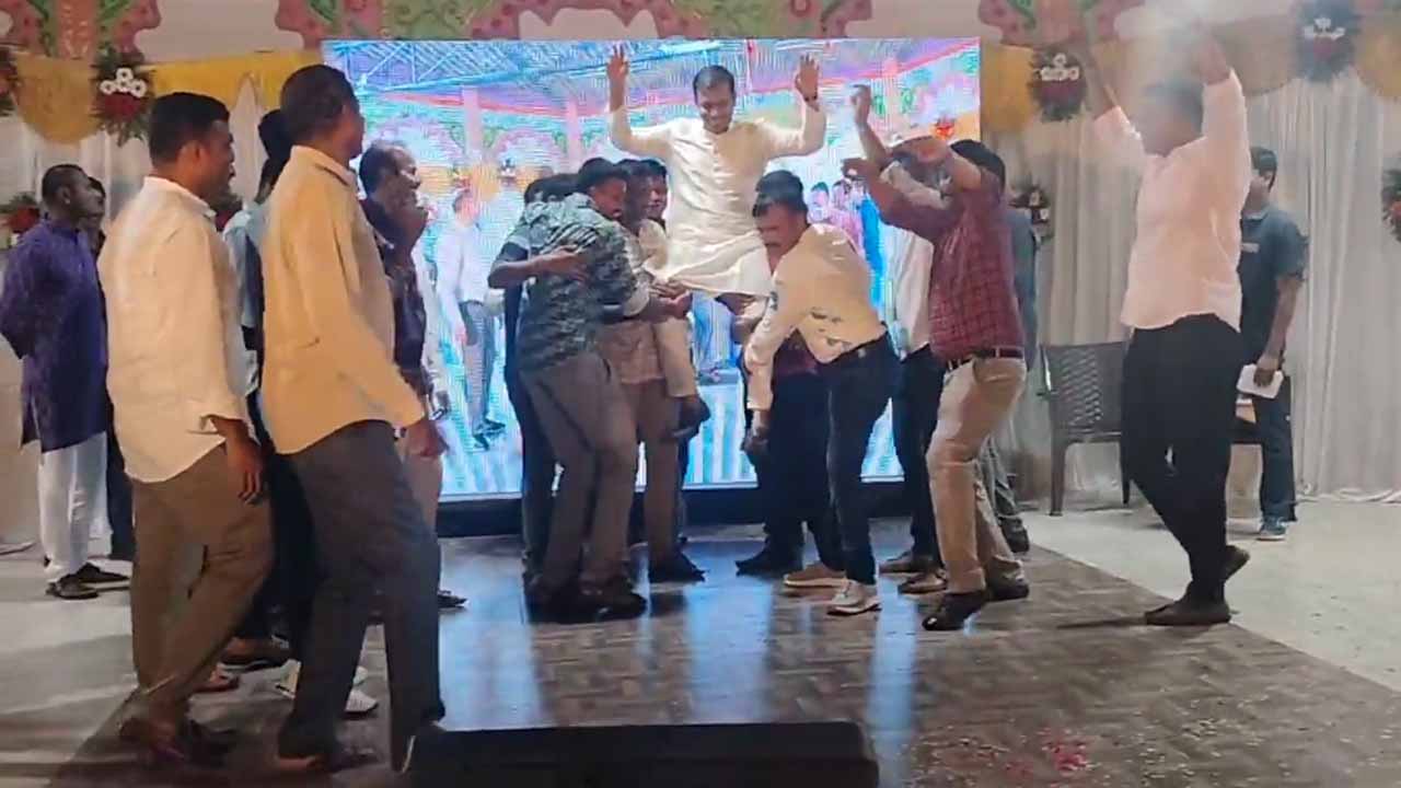 Jayashankar Bhupalpalle: డీజే టిల్లు పాటకు పోలీసుల స్టెప్పులు.. ఎస్పీ డ్యాన్స్ పై విమర్శలు..