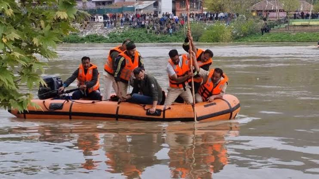 Srinagar: జీలం నదిలో పడవ బోల్తా.. ఏడుగురు సేఫ్, ఇద్దరు మిస్సింగ్