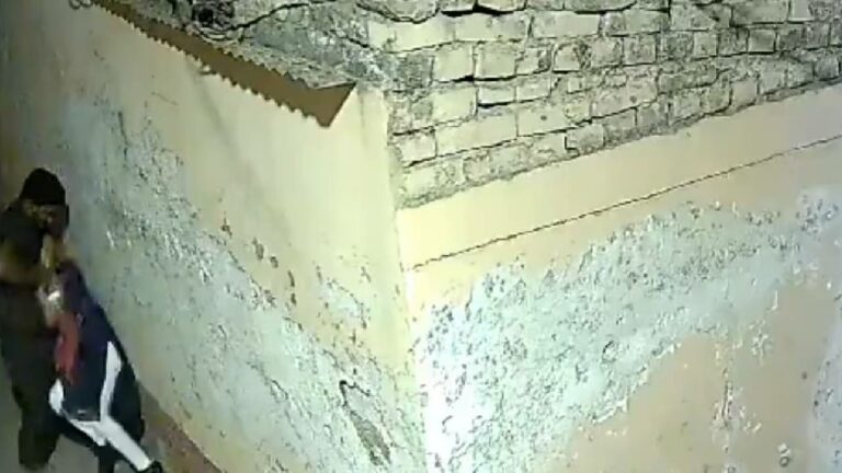 Shocking incident: ఇంటికి వెళ్తున్న బాలికపై తాగుబోతు వేధింపులు.. సీసీటీవీలో షాకింగ్ దృశ్యాలు..