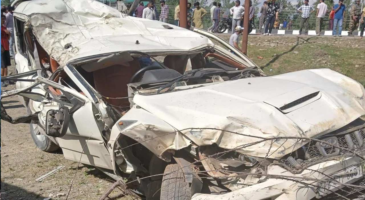 Road Accident: కాశ్మీర్‌లో ఘోర ప్రమాదం.. లోయలో పడ్డ టూరిస్ట్ వ్యాన్, నలుగురు మృతి