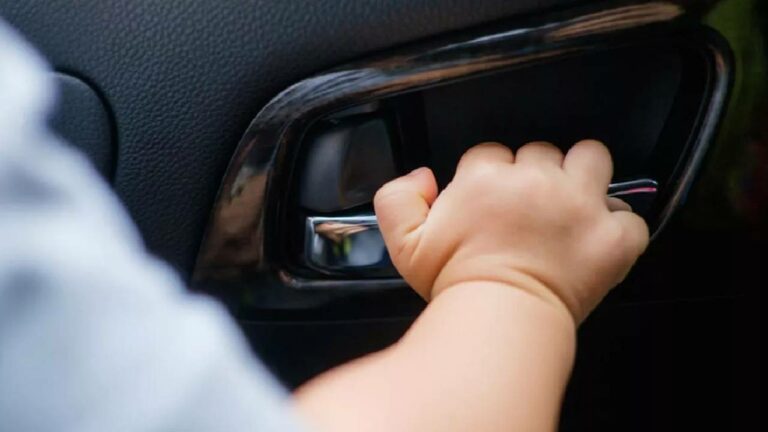 RAJASTHAN: మూడేళ్ల పాపను కారులో మరిచి వెళ్లిన తల్లిదండ్రులు.. చివరకు విషాదం మిగిలింది..