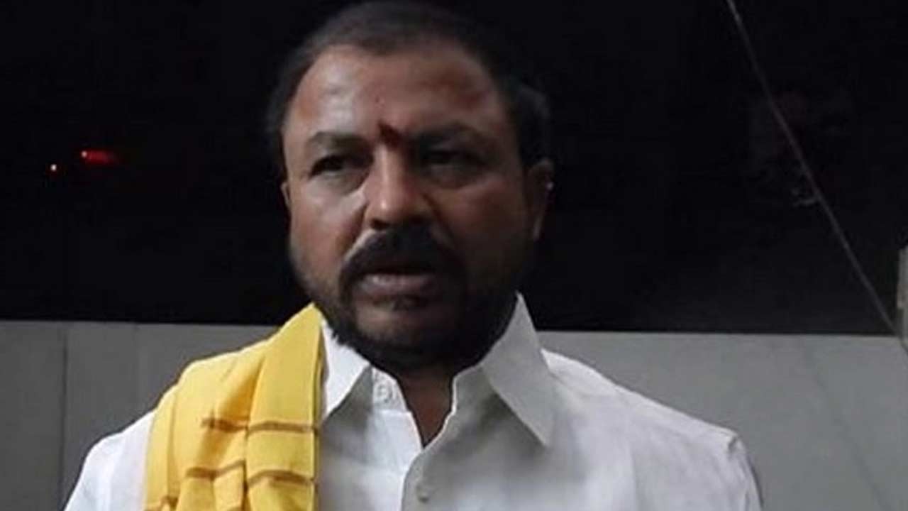 Chintamaneni Prabhakar: చింతమనేని ప్రభాకర్, అతని అనుచరులపై కేసులు