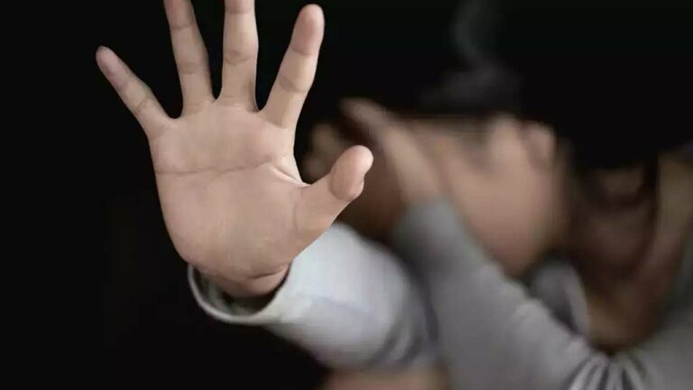 Crime News: 15 ఏళ్ల బాలికపై సామూహిక అత్యాచారం.. చేతులు, కాళ్లు కట్టేసి..
