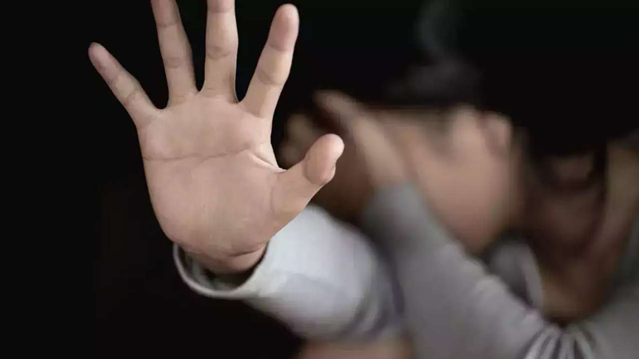Crime News: 15 ఏళ్ల బాలికపై సామూహిక అత్యాచారం.. చేతులు, కాళ్లు కట్టేసి..