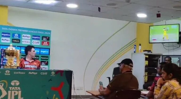 Pat Cummins: టీవీలో ధోనీ సిక్స్ కొట్టే వీడియో.. కన్ను ఆర్పకుండా చూస్తున్న కమిన్స్