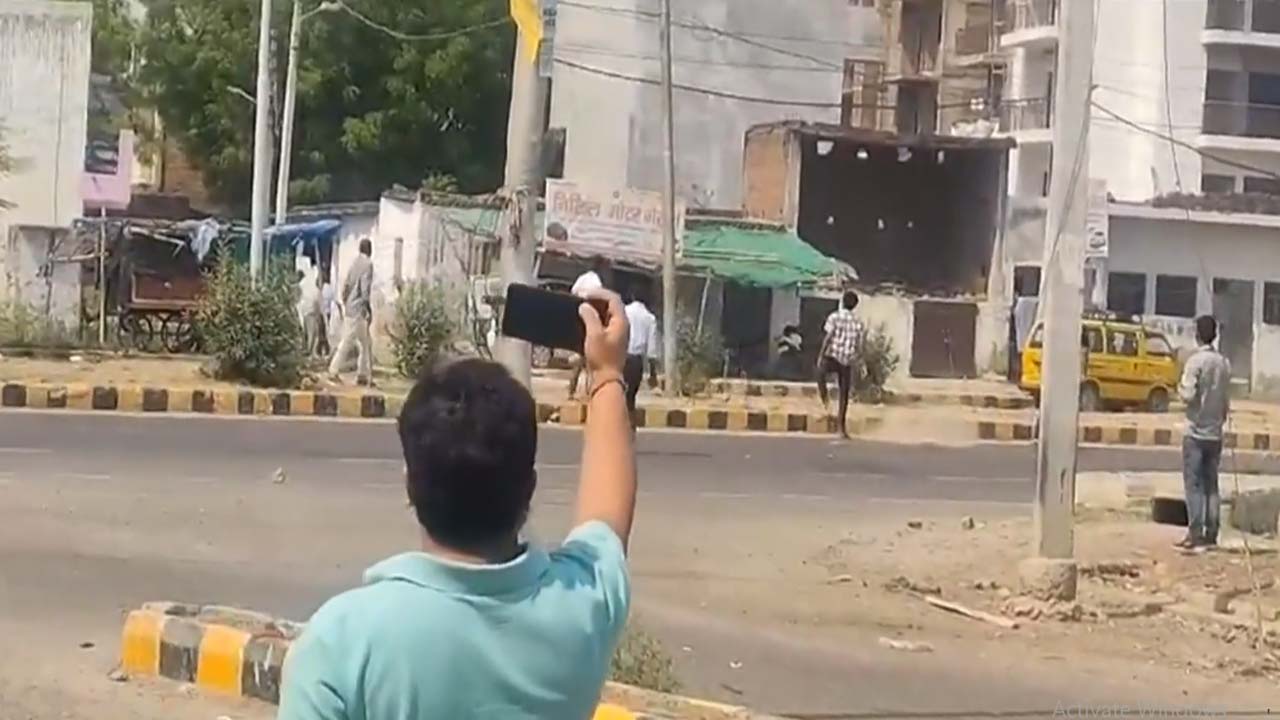 Lucknow firing: ఇరువర్గాల ఘర్షణ.. తుపాకీతో కాల్పులు