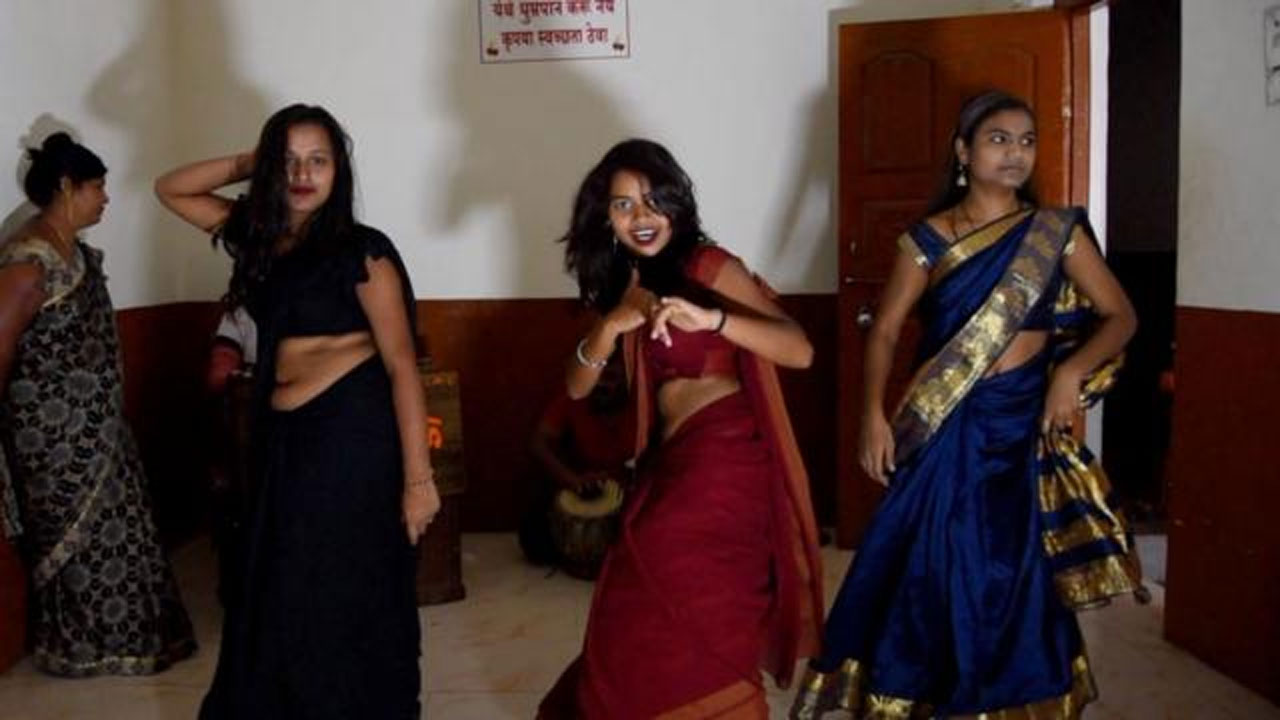 Uttar Pradesh: పెళ్లి ఇంట్లో మహిళలు డ్యాన్స్ చేస్తుండగా రెచ్చిపోయిన పోకిరీలు..