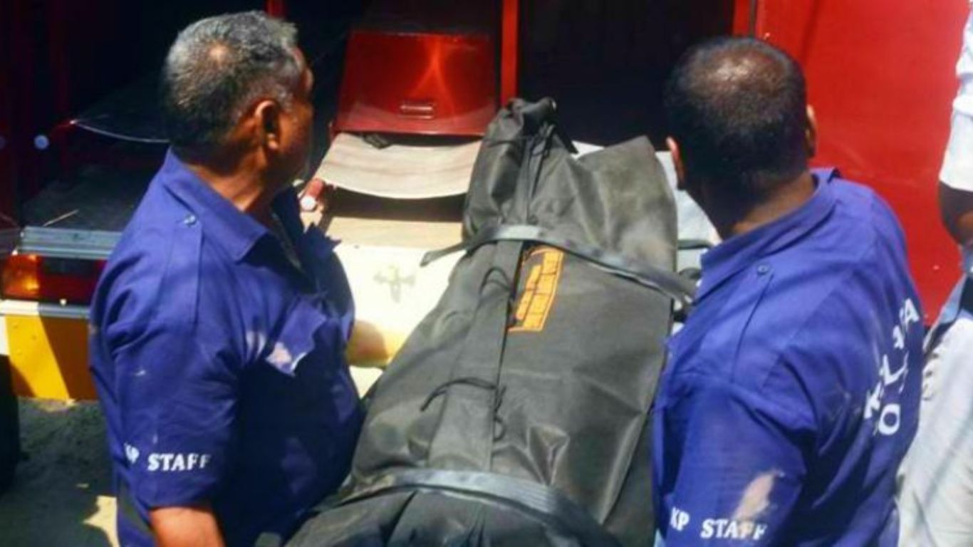 Father Deadbody: చనిపోయిన తండ్రిని ఇంట్లోనే దాచేసిన మహిళ.. అలా ఎందుకు చేసిందంటే..