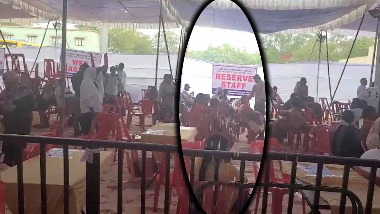 Distribution of EVMs: భారీ వర్షానికి అస్తవ్యస్తంగా మారిన ఈవీఎం పంపిణీ కేంద్రం..