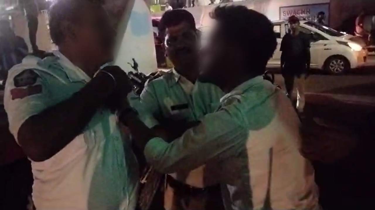Drunkard Hulchul: మత్తులో ఖాకీలపై చిందులు.. నడిరోడ్డుపై కానిస్టేబుల్‌ను కొట్టిన మందుబాబు..