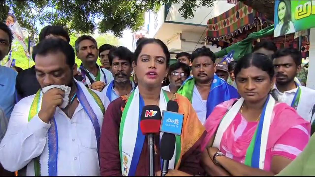 Kaikaluru: దూలం నాగేశ్వరరావు చిన్న కోడలు స్వాతి ఇంటింటి ప్రచారం