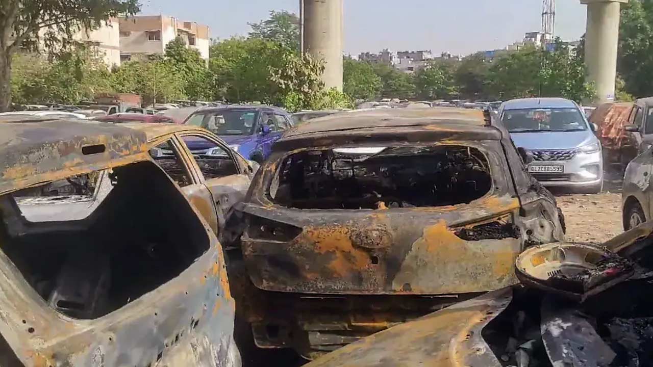 Fire Accident: ఢిల్లీలో అగ్ని ప్రమాదం.. 16 కార్లు, 5 దుకాణాలు దగ్ధం