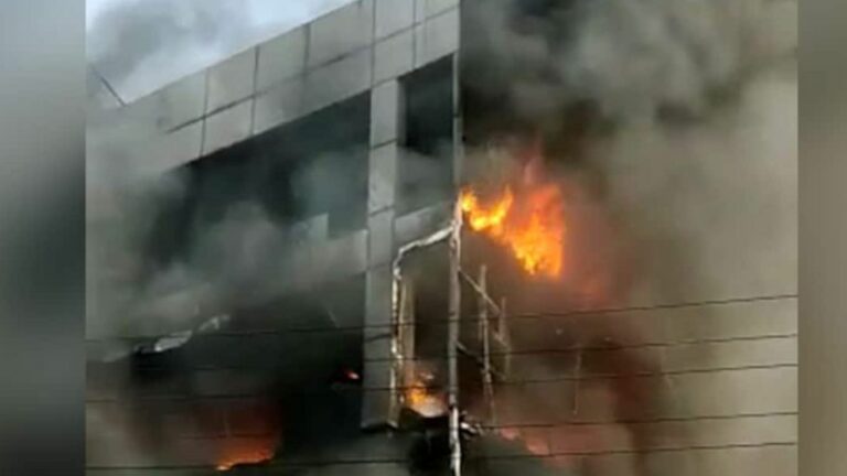 Fire Accident: 4 అంతస్తుల నివాస భవనంలో చెలరేగిన మంటలు.. ముగ్గురు మరణం..
