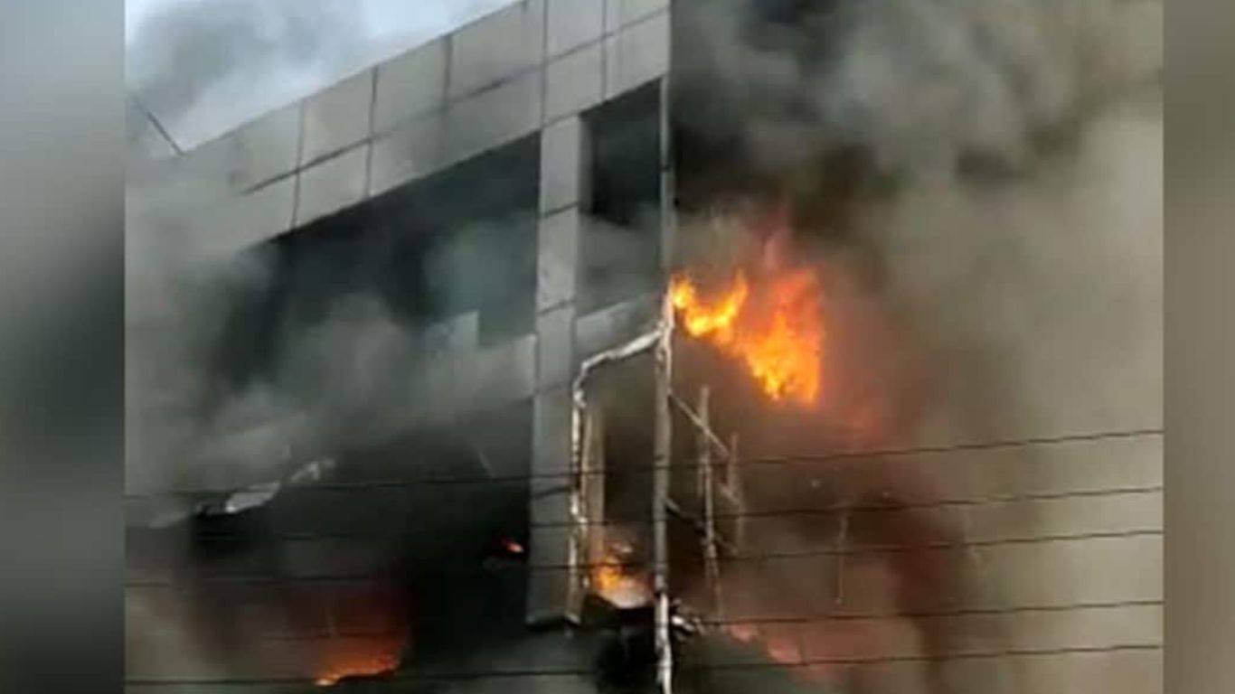 Fire Accident: 4 అంతస్తుల నివాస భవనంలో చెలరేగిన మంటలు.. ముగ్గురు మరణం..