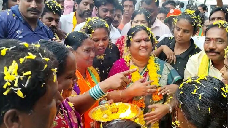 Kothapalli Geetha: వర్షాన్ని సైతం లెక్కచేయకుండా ఎన్నికల ప్రచారం నిర్వహించిన కొత్తపల్లి గీత..