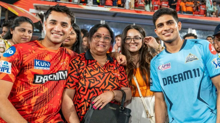 Shubman Gill: సంస్కారం అంటే ఇదే.. అభిషేక్‌ తల్లి పాదాలకు నమస్కరించిన శుభ్‌మన్‌.. వీడియో వైరల్