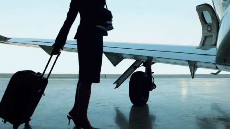 Gold smuggling: ప్రైవేట్ పార్ట్‌లో కేజీ బంగారాన్ని దాచిన ఎయిర్ హోస్టెస్