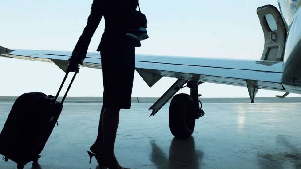 Gold smuggling: ప్రైవేట్ పార్ట్‌లో కేజీ బంగారాన్ని దాచిన ఎయిర్ హోస్టెస్