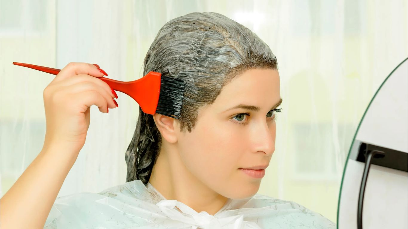 Hair Coloring: తరుచుగా జుట్టుకు రంగు వేసుకుంటున్నారా.. అయితే ఈ సమస్యలు రావచ్చు సుమీ..