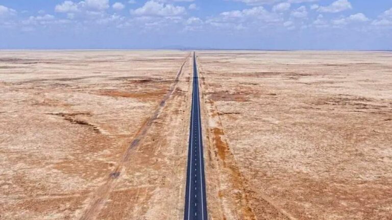 Highway: ఒక్క మలుపు కూడా లేని 256 కి.మీ హైవే.. ఎక్కడో తెలుసా..?