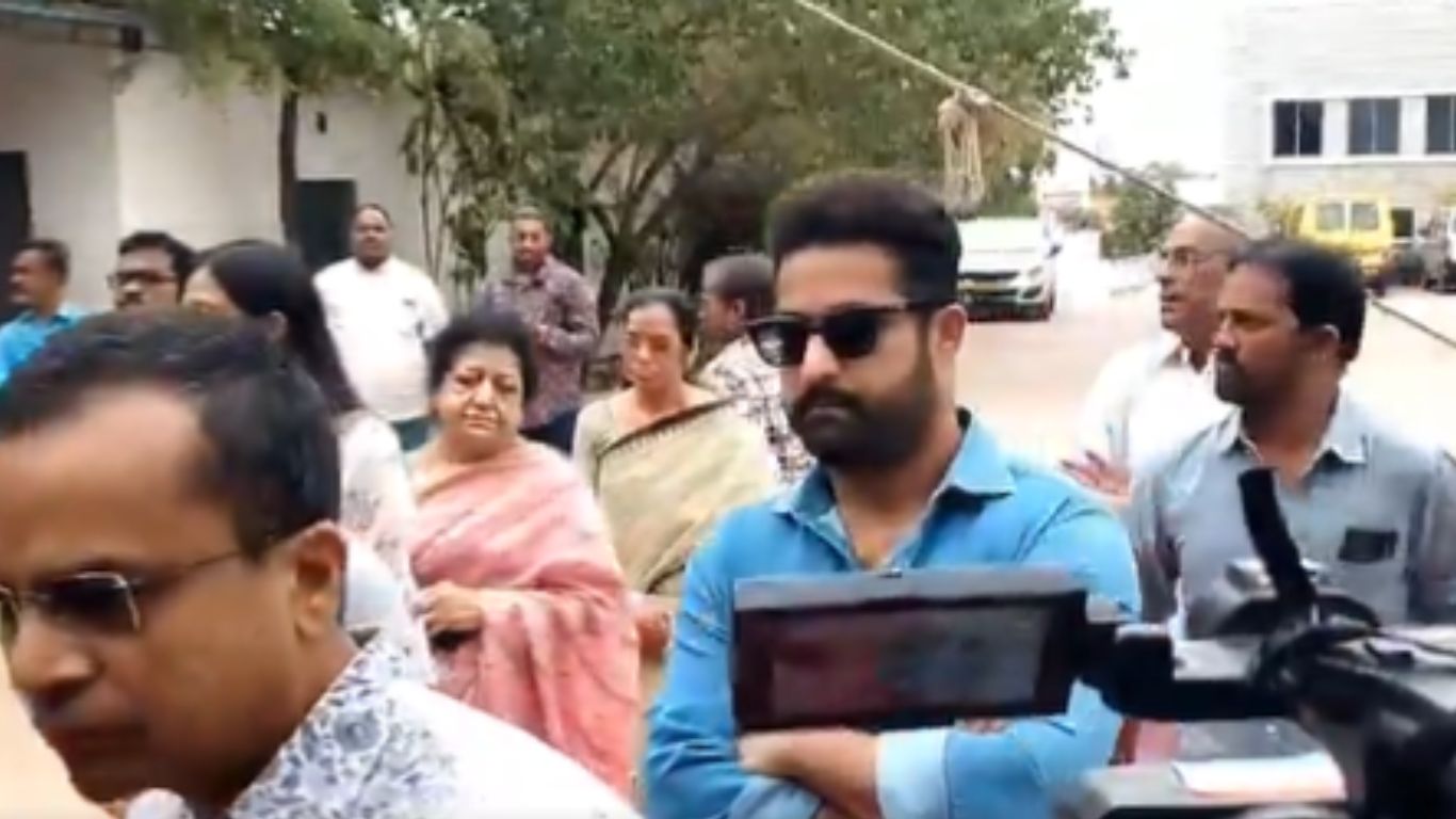 Jr NTR: ఓటు వేసేందుకు కుటుంబంతో వచ్చిన ఎన్టీఆర్‌!