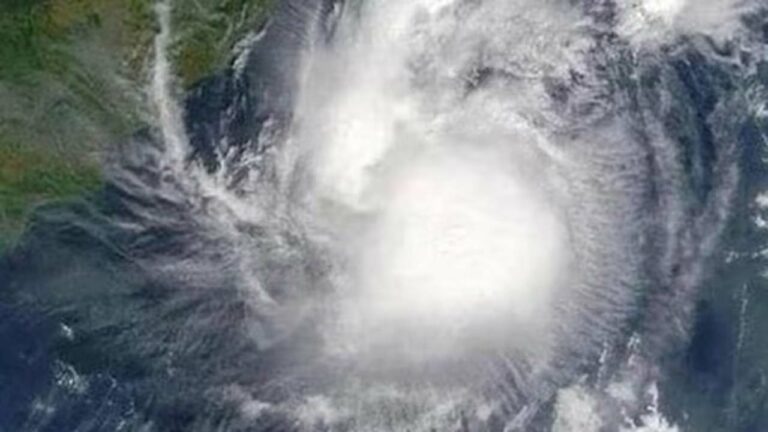 Remal cyclone effect: కోల్‌కతా ఎయిర్‌పోర్టులో విమాన సర్వీసులు రద్దు