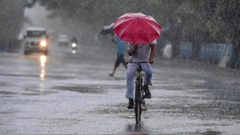 Kerala Rains: కేరళలో భారీ వర్షాలు కురిసే అవకాశం.. పలు ప్రాంతాల్లో రెడ్ అలర్ట్