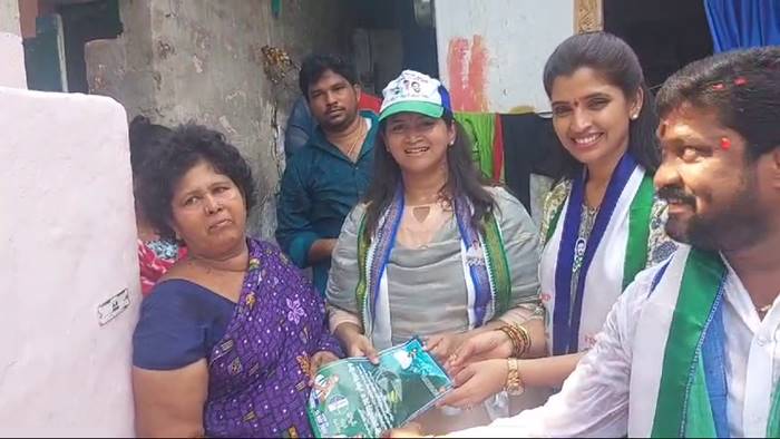 Kesineni Swetha: ఎన్నికల ప్రచారంలో పాల్గొన్న కేశినేని శ్వేత, యాంకర్ శ్యామల