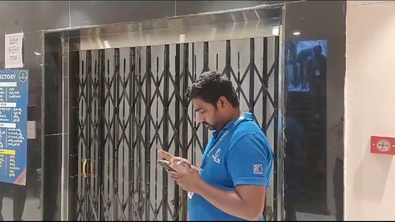 Lift Fell Down: బట్టల షాఫులో తెగిపడిన లిఫ్ట్‌.. పలువురికి తీవ్రగాయాలు