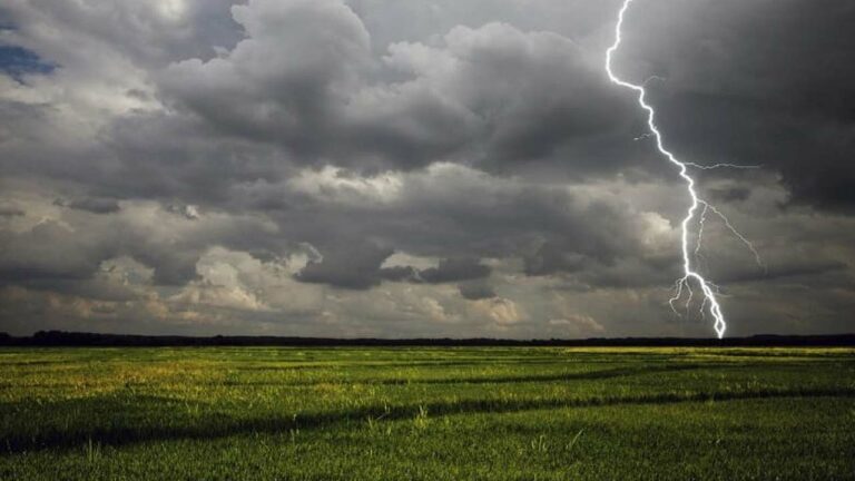Lightning Strike: పిడుగుల బీభత్సం.. ఇద్దరు మృతి, పలువురికి గాయాలు