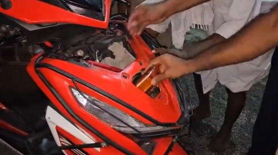 Liquor Bottles: ఇది స్కూటినా.. లేక వైన్ షాపా.. అక్రమ మద్యం వీడియో వైరల్..