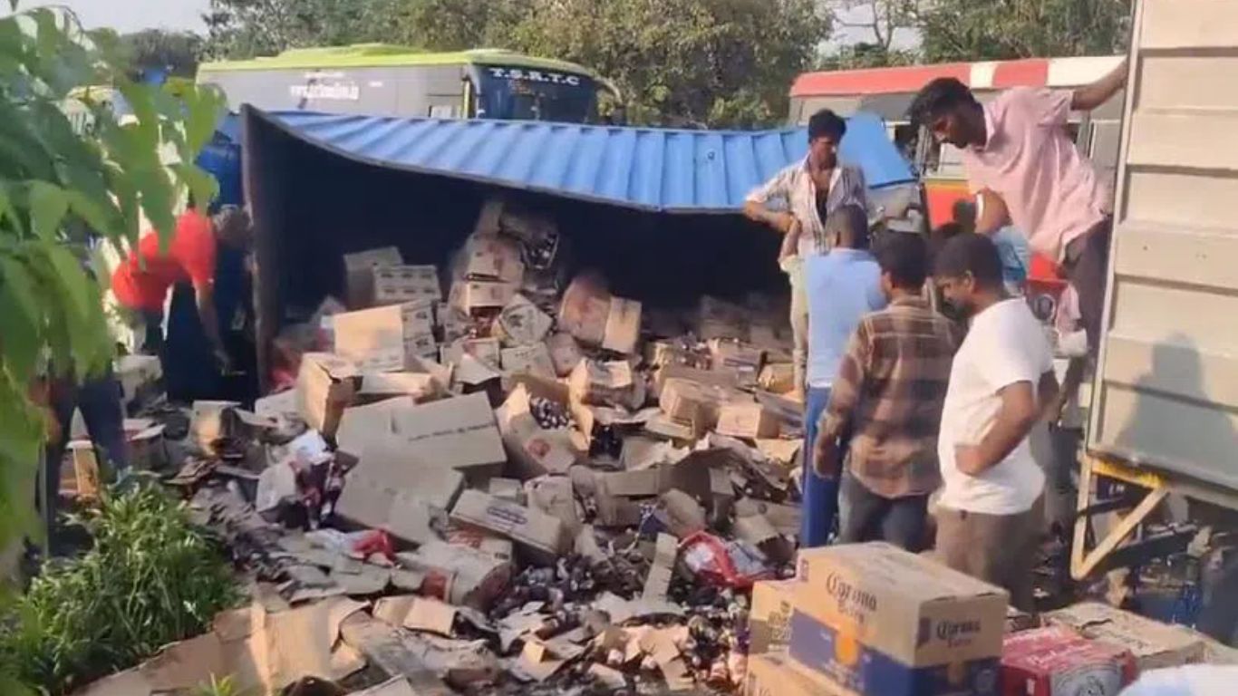 Liquor Truck Overturns: మద్యం లారీ బోల్తా.. మద్యం సీసాల కోసం ఎగబడ్డ ప్రజలు..