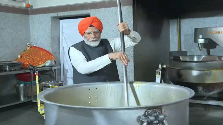 PM Modi: పాట్నా గురుద్వారాలో సిక్కు వేషధారణతో సేవ చేసిన మోడీ