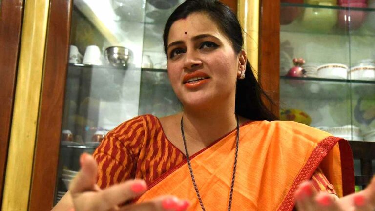 MP Navneet Kaur: కాంగ్రెస్ పై అనుచిత వ్యాఖ్యలు.. ఎంపీ నవనీత్‌ కౌర్‌పై కేసు నమోదు..