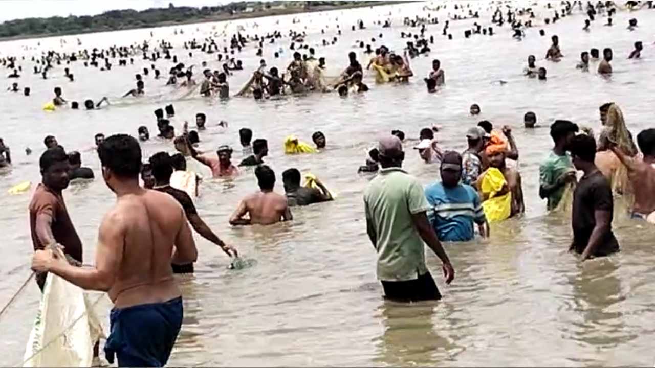 Mahbubabad: చేపల కోసం ఎగబడ్డ గ్రామస్తులు.. పుష్కరాన్ని తలపించిన నెరడ పెద్ద చెరువు