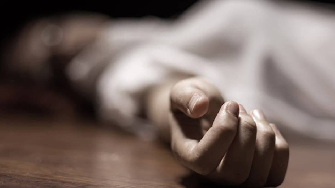 Man Kills Mother: భోజనం పెట్టలేదని తల్లిని చంపి చెట్టుకు ఉరేసిన దుర్మార్గుడు..