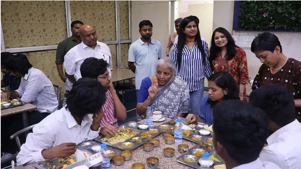 Nirmala Sitharaman: ఢిల్లీలో తెలుగు రాష్ట్రాల విద్యార్థులతో కేంద్రమంత్రి ఇష్టాగోష్టి