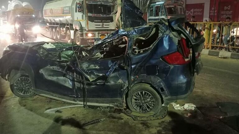 Road Accident : అదుపు తప్పి డివైడర్ ను ఢీకొట్టిన కారు.. ఆరుగురు మృతి
