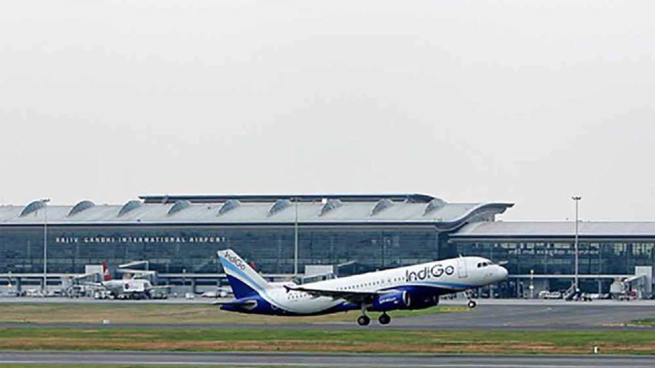 Shamshabad Airport: విమానంలో యువకుడి హల్ చల్.. ల్యాండిగ్ అవుతుండగా డోర్ ఓపెన్ చేసేందుకు యత్నం