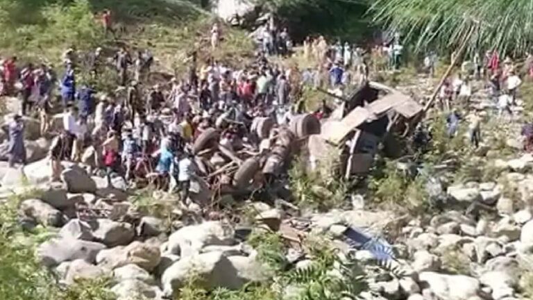 Accident: జమ్మూలో ఘోర ప్రమాదం..150 అడుగుల లోయలోకి బస్సు.. 16 మంది మృతి