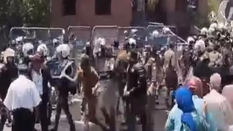 Pakistan : పోలీసులు, లాయర్ల మధ్య ఘర్షణ.. 25 మందికి పైగా గాయాలు