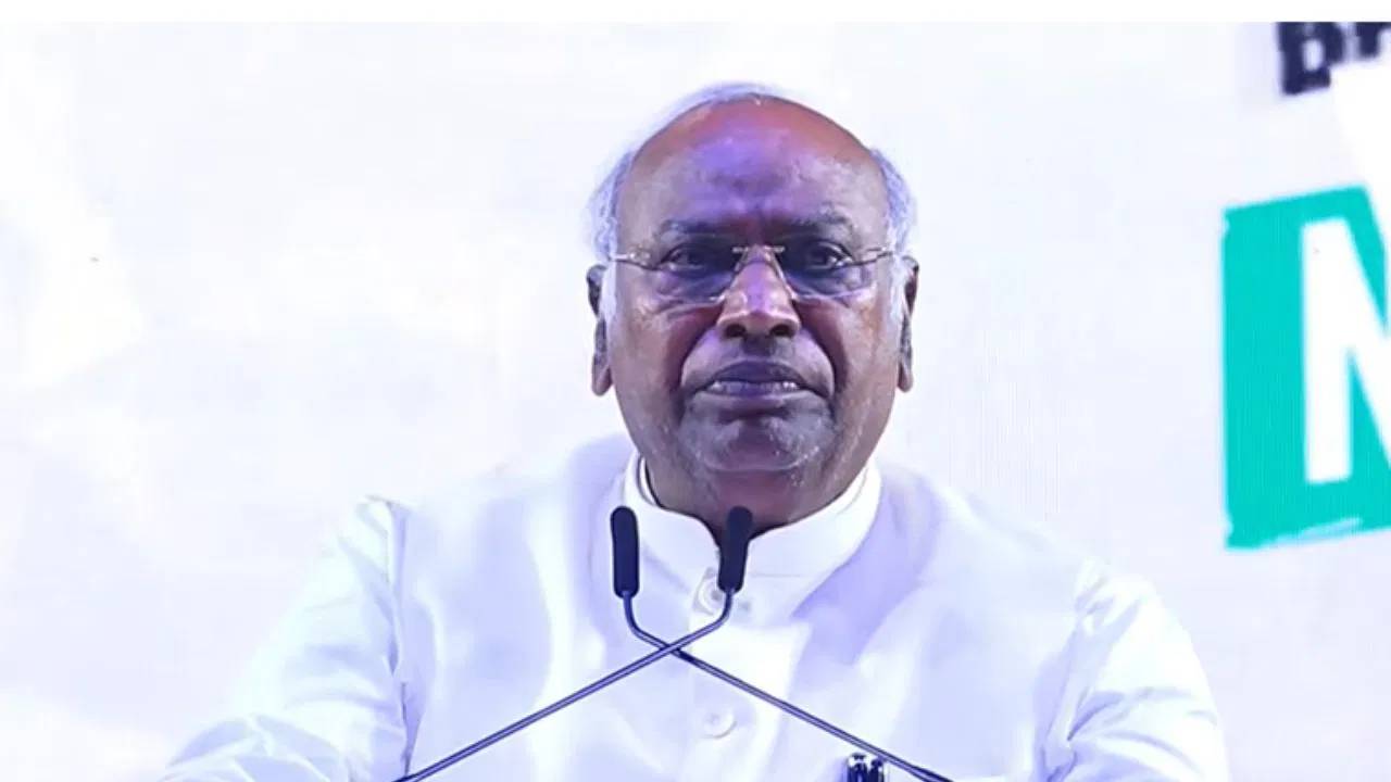 Mallikarjun Kharge : కాంగ్రెస్ వస్తే 10కిలోల ఉచిత రేషన్.. లక్నో పీసీలో కాంగ్రెస్ అధ్యక్షుడు ఖర్గే