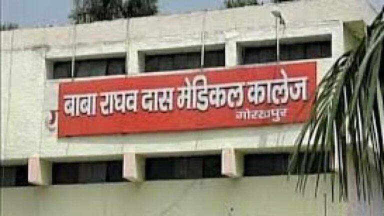 Uttarpradesh: ఆస్పత్రిలో మందు ఏంటని అడిగినందుకు.. తల్లికొడుకులను కొట్టిన డాక్టర్లు