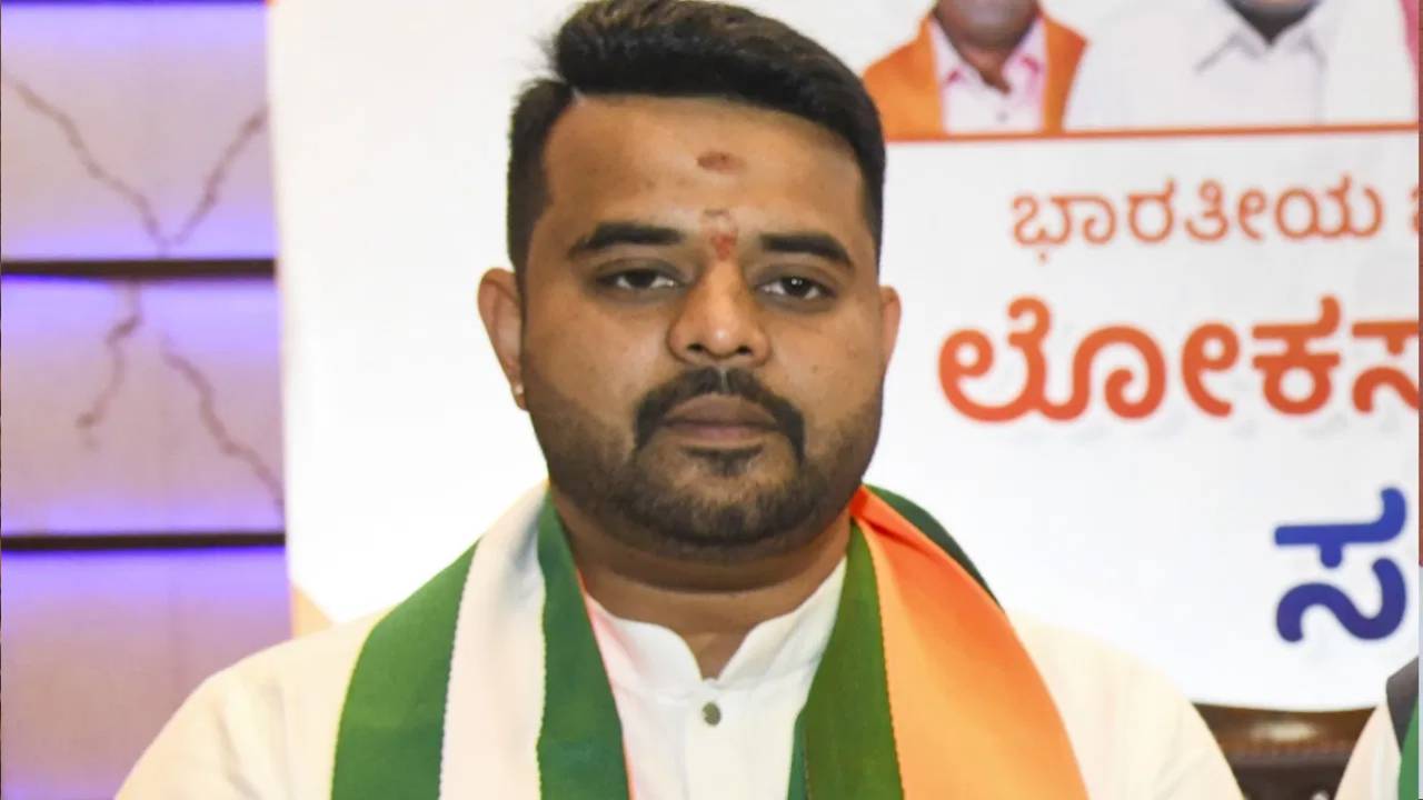 Prajwal Revanna : విదేశాల నుంచి రేపు భారత్ కు తిరిగి రానున్న ప్రజ్వల్ రేవణ్ణ