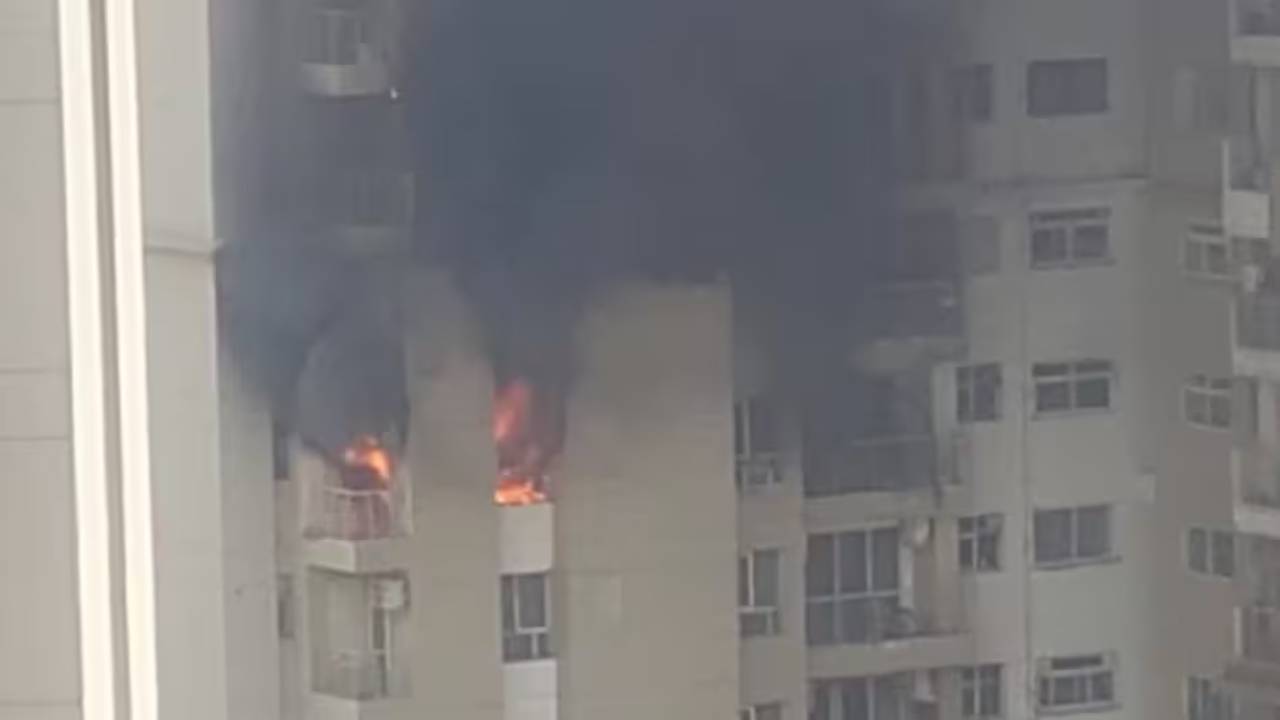 Noida Fire Accident : నోయిడాలో భారీ అగ్నిప్రమాదం.. మంటల్లో చిక్కుకున్న చాలా ఫ్లాట్లు