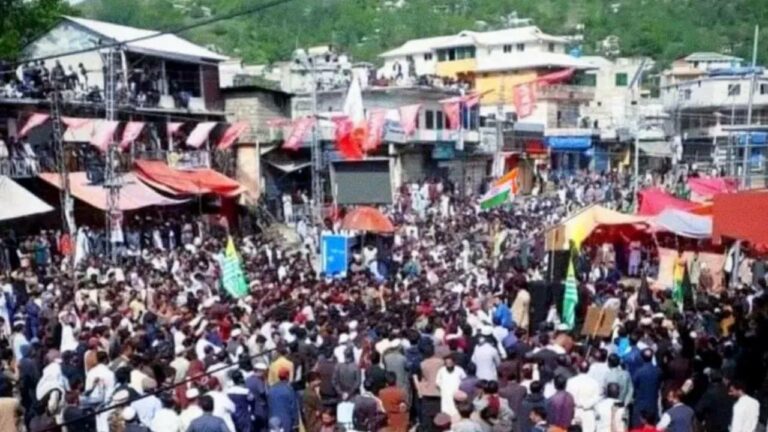 Pakistan : పీఓకేలో అదుపు తప్పిన పరిస్థితి.. ఒక పోలీసు మృతి, 90 మందికి పైగా గాయాలు