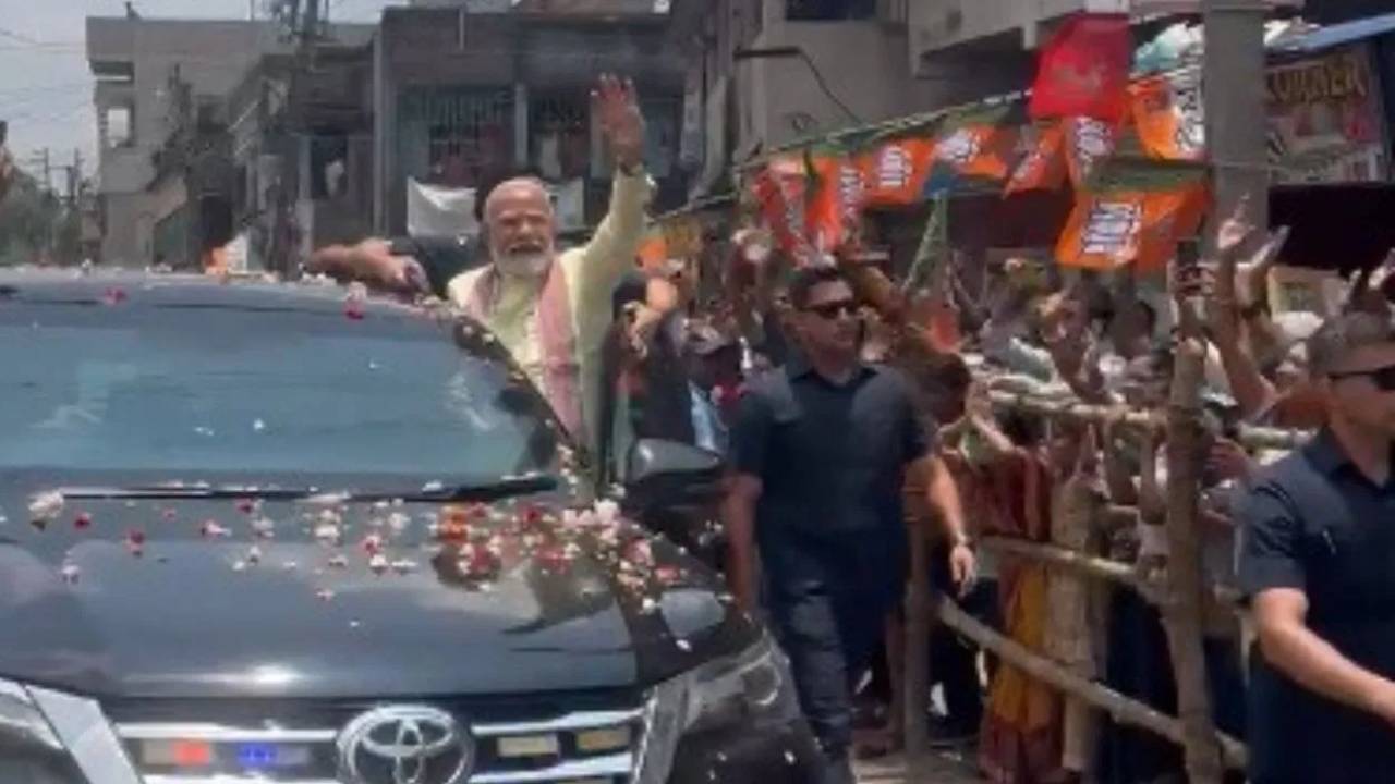 PM Modi : పశ్చిమ బెంగాల్‌లో ప్రధాని మోడీ రోడ్‌షో.. ఊహించని విధంగా ప్రజల స్వాగతం